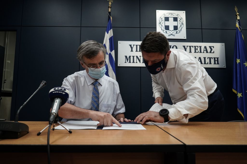 Συναγερμός σε γηροκομείο στην Αθήνα: Πάνω από 30 κρούσματα κοροναϊού – Έσπευσαν Τσιόδρας, Χαρδαλιάς