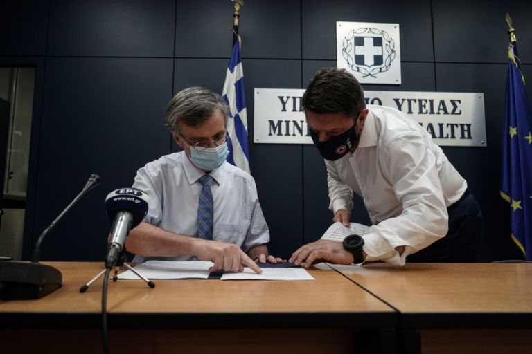 Συναγερμός σε γηροκομείο στην Αθήνα: Πάνω από 30 κρούσματα κοροναϊού – Έσπευσαν Τσιόδρας, Χαρδαλιάς