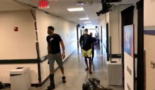 Μπακς – Χιτ : Έφτασε στο γήπεδο με προστατευτική μπότα ο Γιάννης