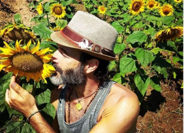 Θανάσης Ευθυμιάδης: Δείτε τον να χορεύει πυρρίχιο μέσα στη βροχή