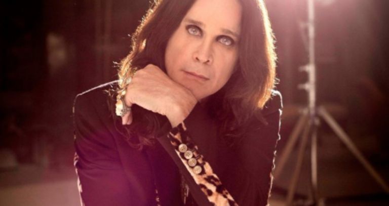 Όζι Όσμπορν: Συλλεκτικός δίσκος μαζί με vintage μπλουζάκια, καρφίτσες και ένα σακάκι