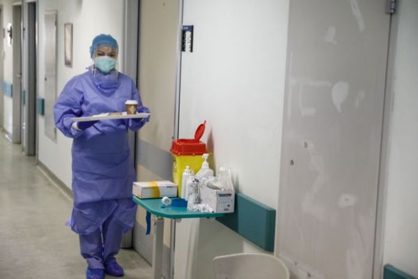 Κοροναϊός: H συγκλονιστική selfie Έλληνα από την ΜΕΘ – Ήταν σε κώμα για 5 μέρες