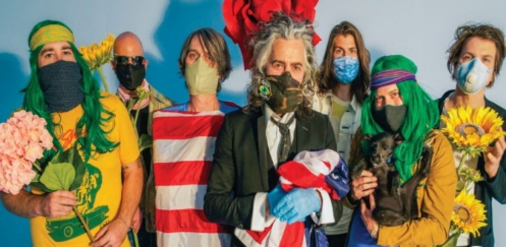 The Flaming Lips : Μπάντα και κοινό μέσα σε πλαστικές φούσκες για μια συναυλία