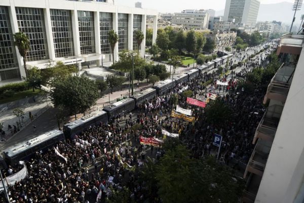 Εγκληματική οργάνωση η Χρυσή Αυγή: Το απόστημα έσπασε, η θεραπεία πρέπει να συνεχιστεί – Το χρονικό της ιστορικής απόφασης