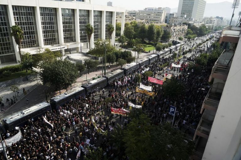 Εγκληματική οργάνωση η Χρυσή Αυγή: Το απόστημα έσπασε, η θεραπεία πρέπει να συνεχιστεί – Το χρονικό της ιστορικής απόφασης