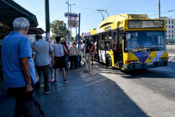 Νέα «καμπανάκια» για τον κοροναϊό στην Αττική – Καθημερινός Γολγοθάς στα ΜΜΜ