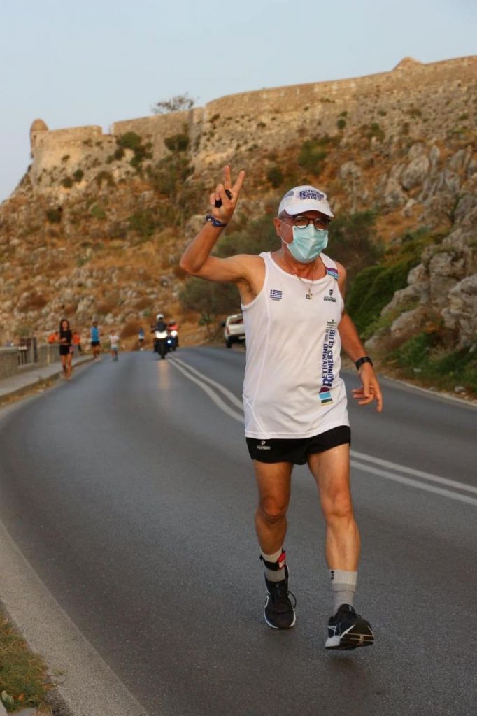 Έτρεξε πέντε χιλιόμετρα φορώντας τη μάσκα του