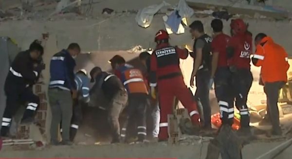 Σεισμός : Το MEGA στη Σμύρνη – Μάχη με το χρόνο στα χαλάσματα