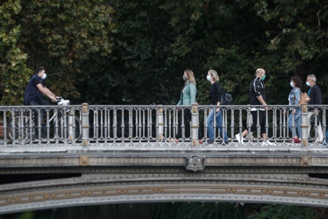 Κοροναϊός : Τρομοκρατημένοι οι κάτοικοι στις «κόκκινες» περιοχές της Αθήνας