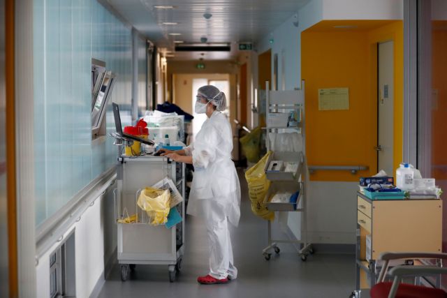 Ο κοροναϊός «χτυπά» ιατρικό και νοσηλευτικό προσωπικό - Στα όρια της εξάντλησης οι υγειονομικοί
