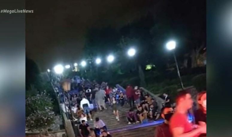 «Πάρτι» κοροναϊού στα σκαλιά του Αγ. Νικολάου στην Πάτρα - Χωρίς μάσκες και αποστάσεις