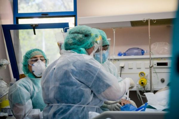Κοροναϊός : 438 νέα κρούσματα και 11 θάνατοι – Στους 85 οι διασωληνωμένοι