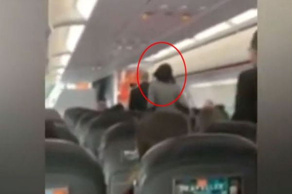 Έβηχε επίτηδες πάνω στους συνεπιβάτες φωνάζοντας «όλοι θα πεθάνουν»