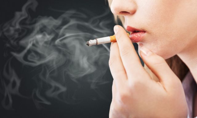 Κοροναϊός : Οι καπνιστές κινδυνεύουν περισσότερο να νοσήσουν – Έκκληση Μαγιορκίνη στους νέους