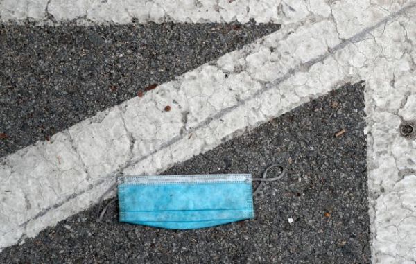 Κοροναϊός : Γιατροί έβγαλαν τα ρούχα τους για να δείξουν τη «γύμνια» του συστήματος