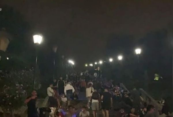 Πάτρα: «Κορονο-πάρτι» στα σκαλάκια του Αγ. Νικολάου μετά τα μεσάνυχτα