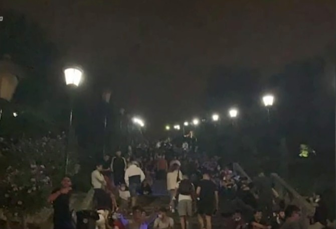 Πάτρα: «Κορονο-πάρτι» στα σκαλάκια του Αγ. Νικολάου μετά τα μεσάνυχτα