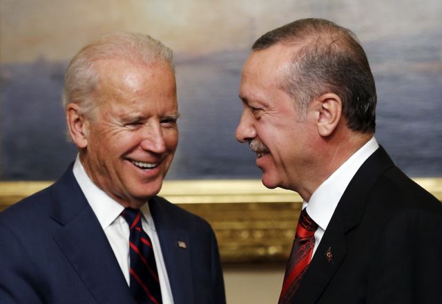 Reuters: Τι θα σημάνει μια νίκη του Μπάιντεν για τον Ερντογάν και την τουρκική λίρα