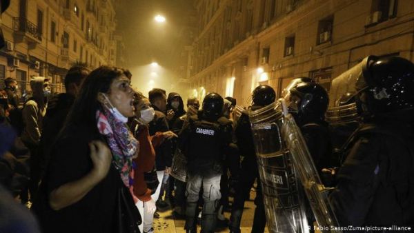 Κοροναϊός : Πανδημία και… δακρυγόνα στη Νάπολη