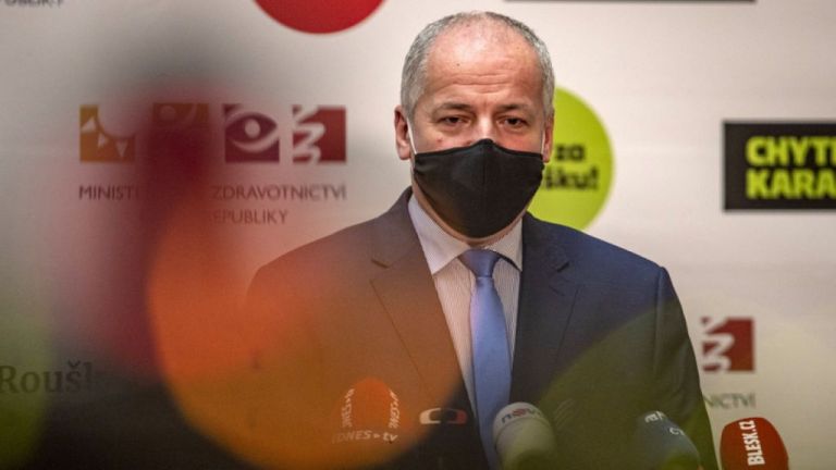 Κοροναϊός : «Ξήλωσαν» τον τσέχο υπουργό Υγείας – Πιάστηκε να παραβιάζει τα μέτρα