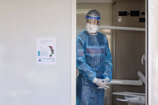 Κοροναϊός : Ο ιός «πολιορκεί» τη χώρα – Πώς κατανέμονται τα 1.211 κρούσματα