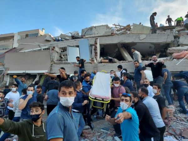 Σεισμός – Σμύρνη : Μάχη κάτω από τα συντρίμμια – Νεκροί και εκατοντάδες τραυματίες