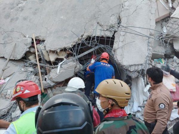 Σεισμός – Σμύρνη : Μεγαλώνει η λίστα των θυμάτων – Ξεπερνούν τους 600 οι τραυματίες