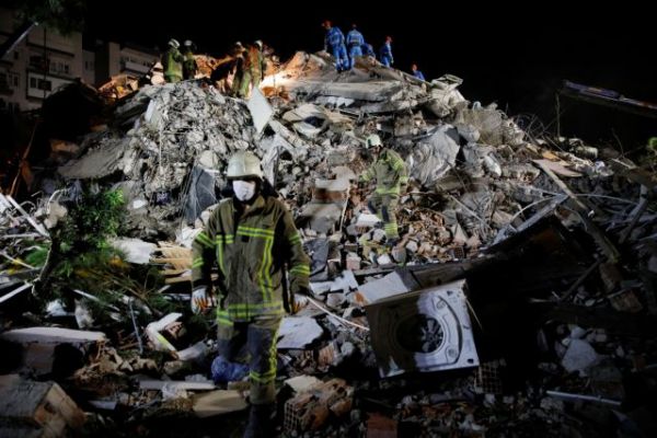 Σεισμός – Σμύρνη : Μάχη με τον χρόνο στα ερείπια – Μεγαλώνει διαρκώς ο τραγικός απολογισμός