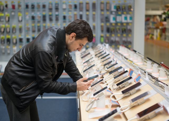 Απίστευτο: Τον δωροδόκησε για να… μην φτιάξει το κινητό του