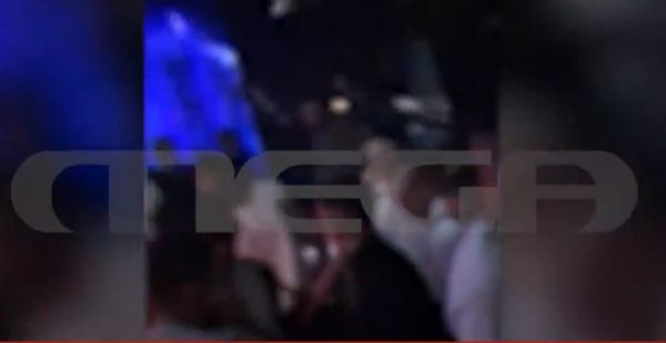 Κοροναϊός : Ρεσιτάλ ανευθυνότητας με απίστευτο συνωστισμό και «προειδοποίηση» στους πελάτες