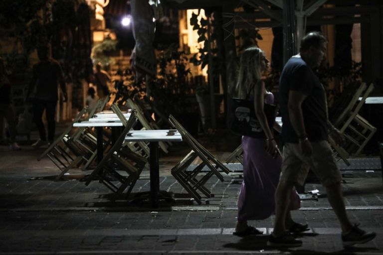 Κοροναϊός : Η κυβέρνηση παίζει το τελευταίο της χαρτί πριν το lockdown – Νέα μέτρα πριν τα 2.000 κρούσματα