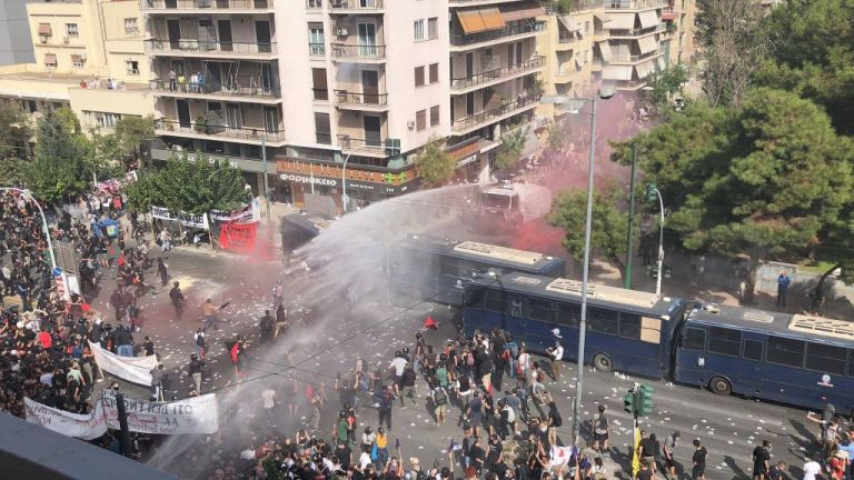 Δίκη Χρυσής Αυγής : Νέες φωτογραφίες από τα επεισόδια έξω από το Εφετείο