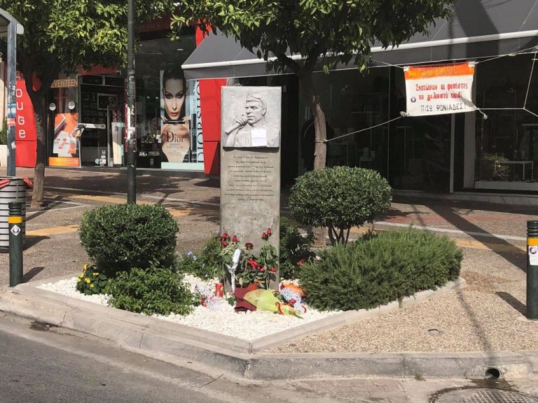 Λουλούδια και ένα σημείωμα στο μνημείο του Παύλου Φύσσα