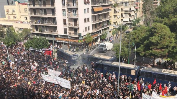 Πώς έγινε η απρόκλητη επίθεση των αστυνομικών στους διαδηλωτές στο Εφετείο – Βίντεο ντοκουμέντα