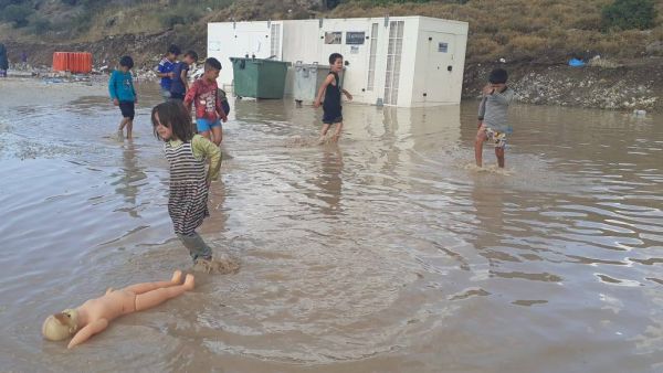 Προσφυγικό : Πλημμύρισε και πάλι ο καταυλισμός του Καρά Τεπέ – Μπαίνουν οι βάσεις για τις κλειστές δομές