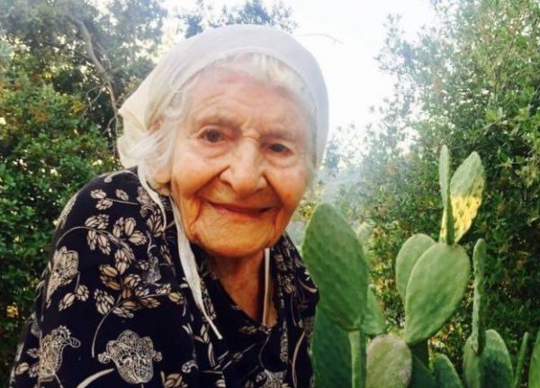 Κοροναϊός : Αιωνόβια γιαγιά νίκησε τη νόσο – Τι λέει ο Μόσιαλος για το πείσμα της