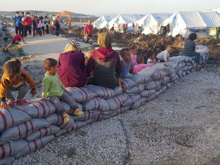 Λέσβος : Κόντρα υπουργείου-εργαζομένων για την υπηρεσία Ασύλου – Πυρετώδεις εργασίες στο Καρά Τεπέ