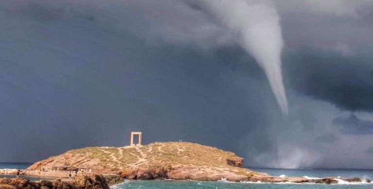 Εντυπωσιακός υδροστρόβιλος στη Νάξο [φωτογραφίες & βίντεο]