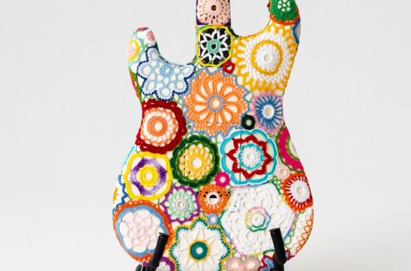 «Flower Power» : Μια πολύχρωμη θήκη με βελονάκι για μια Stratocaster