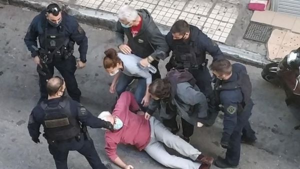 Αστυνομική επίθεση κατά στελεχών του καταγγέλλει το ΣΕΚ