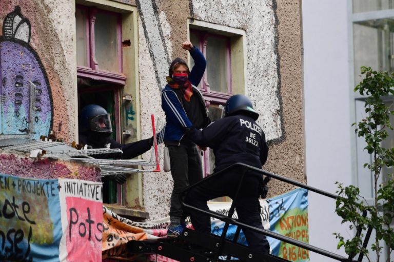 Βερολίνο: Εκκενώθηκε η ιστορική φεμινιστική και ΛΟΑΤΚΙ κατάληψη Liebig 34