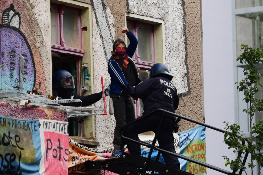 Βερολίνο: Εκκενώθηκε η ιστορική φεμινιστική και ΛΟΑΤΚΙ κατάληψη Liebig 34
