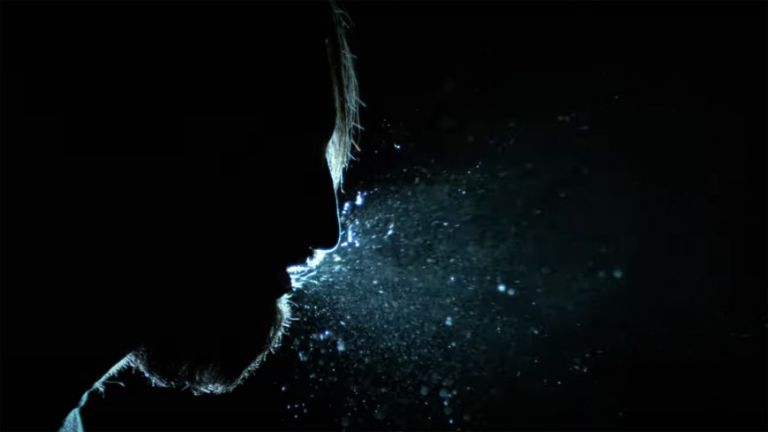 Κοροναϊός : Βίντεο σε αργή κίνηση δείχνει τι συμβαίνει όταν μιλάμε ή βήχουμε με μάσκα και χωρίς – Εντυπωσίασε και τον Φάουτσι