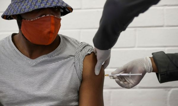 Κοροναϊός : Σε ασφαλείς μυστικές τοποθεσίες οι δόσεις των εμβολίων – Φόβοι για κλοπές 