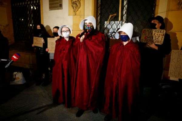 Πολωνία : «Αντισυνταγματικές» οι αμβλώσεις ακόμη και για έμβρυα με γενετικές ανωμαλίες