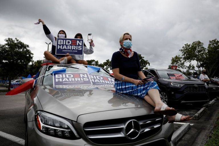 Αμερικανικές εκλογές : Οι γυναίκες δωρίζουν εκατομμύρια δολάρια στην εκστρατεία Μπάιντεν-Χάρις