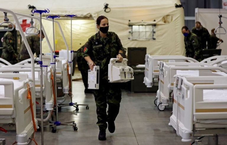 Κοροναϊός : Η Τσεχία στα όριά της – Φοιτητές και έφηβοι στελεχώνουν τα νοσοκομεία