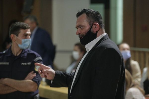 Έχει ξεφύγει ο Λαγός: Ήθελε να περάσει με το αυτοκίνητο μέσα από το πλήθος – Χτυπούσε τζάμια