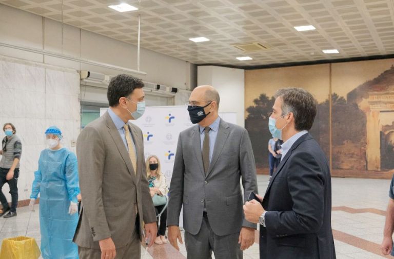 Κοροναϊός : Κικίλιας και Αρκουμανέας στο Σύνταγμα για τα rapid test -Η απάντηση θα έρχεται με sms