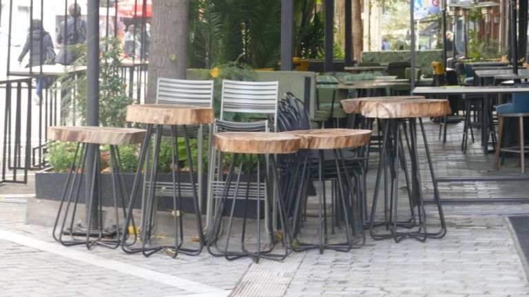 Κοροναϊός : Ατελείωτες ουρές στη Λάρισα από το lockdown